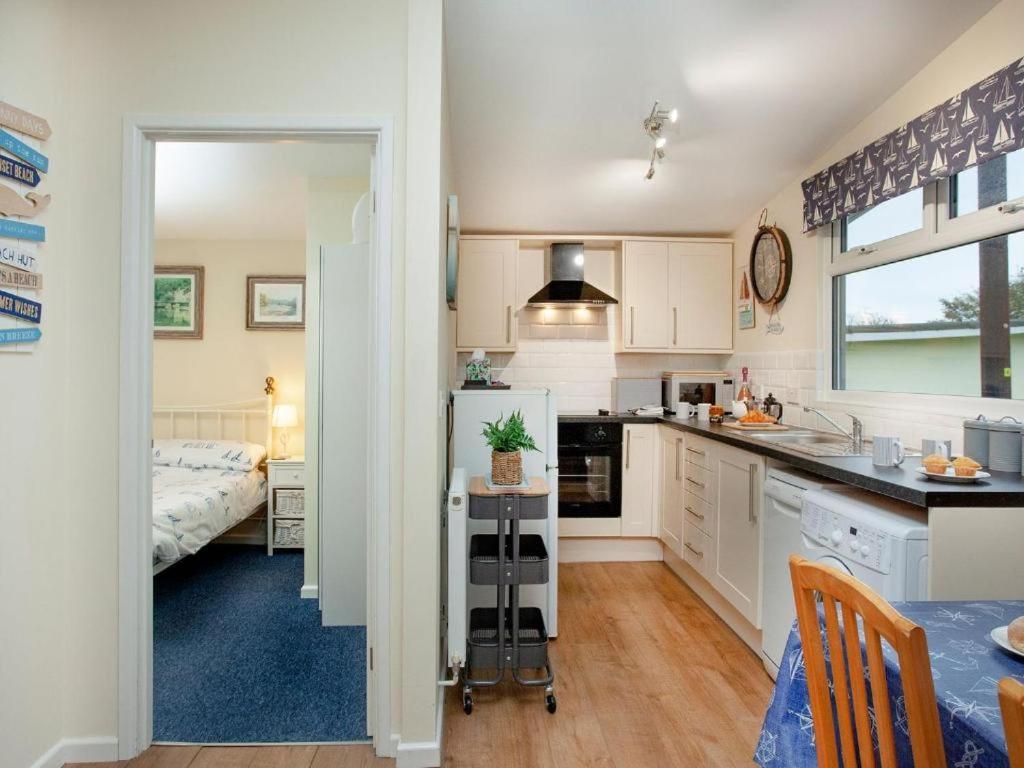 Sunnydaze-Detached Chalet With 2 Bedrooms And 2 Bathrooms And Private Parking Outside Door Dartmouth Exterior photo