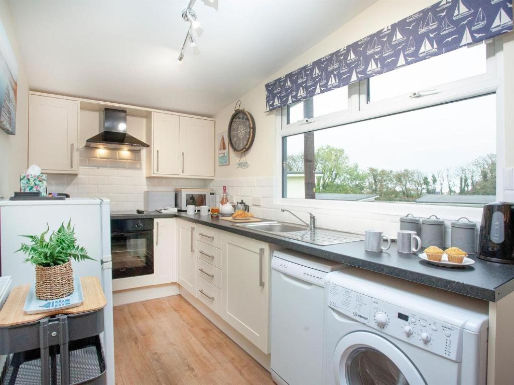 Sunnydaze-Detached Chalet With 2 Bedrooms And 2 Bathrooms And Private Parking Outside Door Dartmouth Exterior photo